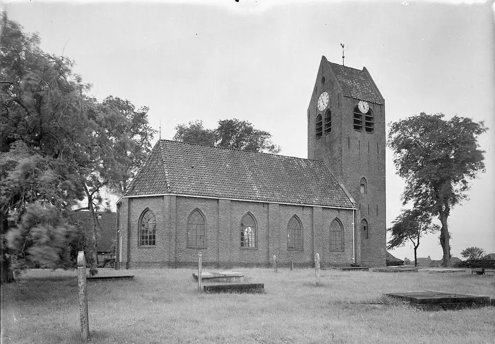 Kloosterburen: Kerk en toren op verhoogd kerkhof vanuit het noord-oosten - Kloosterburen - 20125942 - RCE